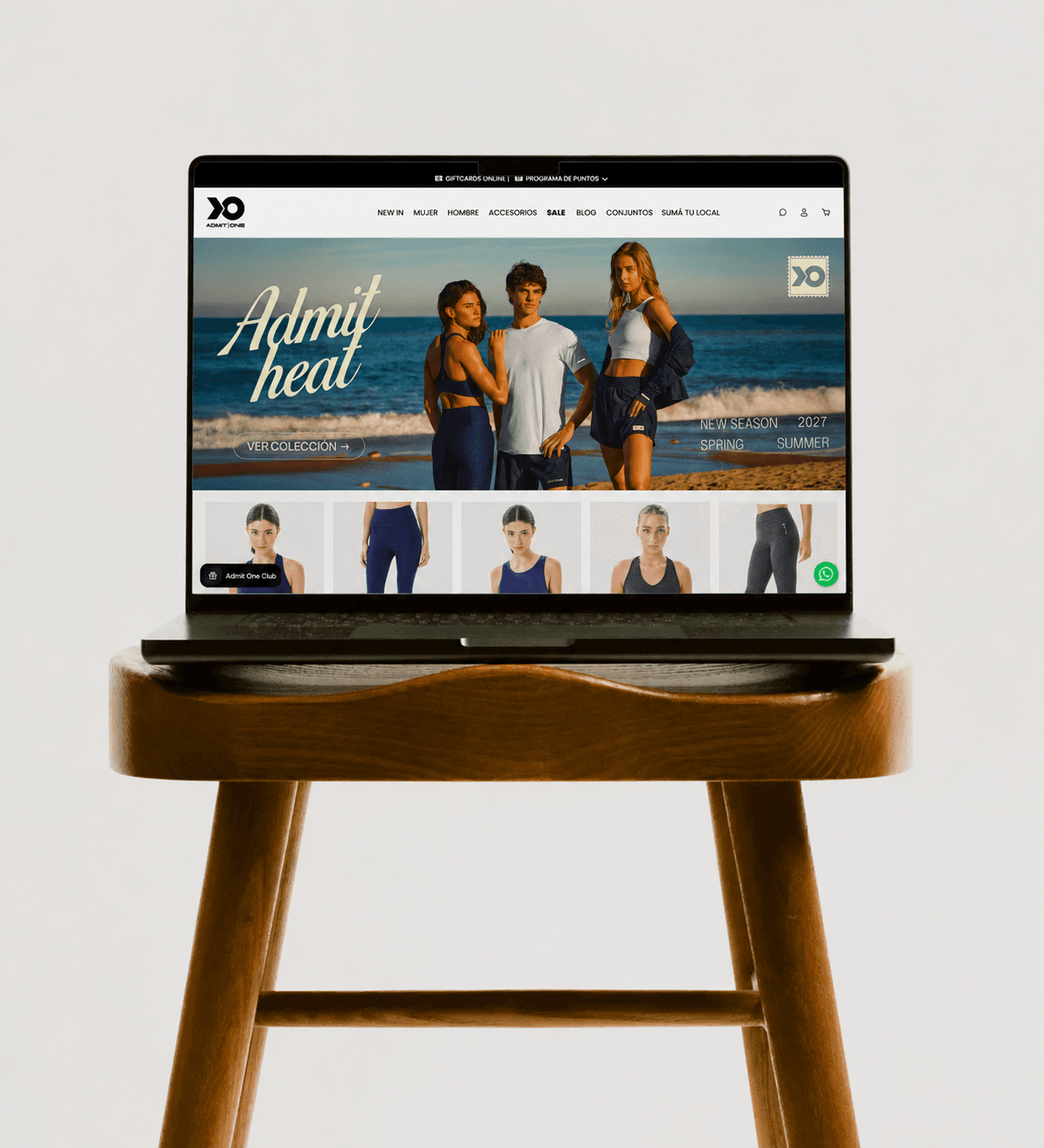 La tienda online de Admit One abierta en una notebook, con el programa de puntos en la barra de arriba y el acceso al Admit One Club flotando abajo