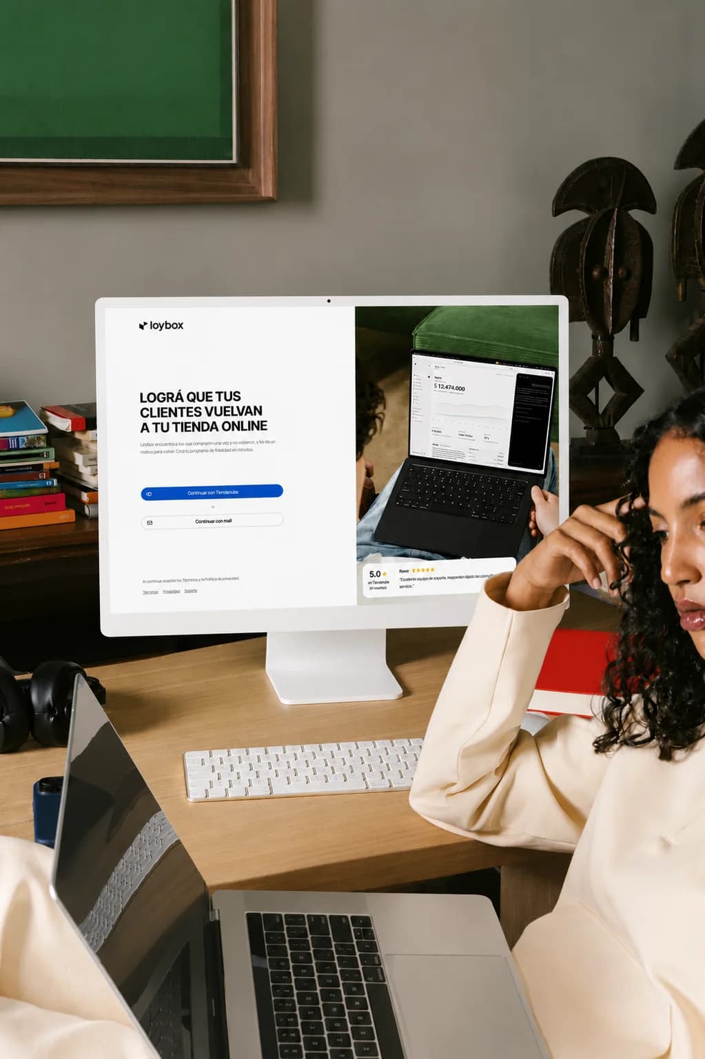 Una iMac en un escritorio con la web de Loybox abierta: “Lográ que tus clientes vuelvan a tu tienda online”