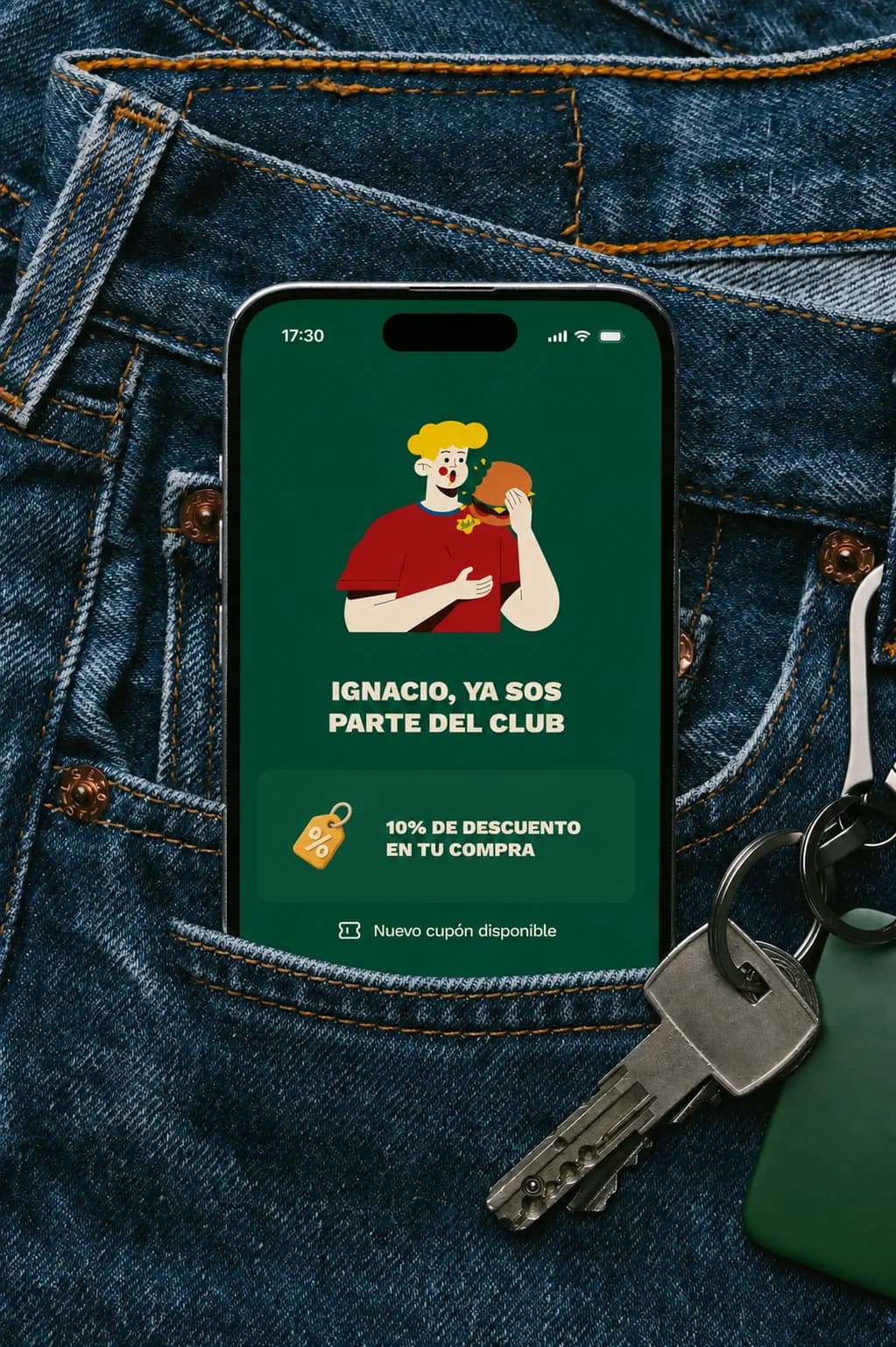 Un teléfono en el bolsillo de un jean con el aviso de bienvenida al club y el 10% de descuento en la primera compra