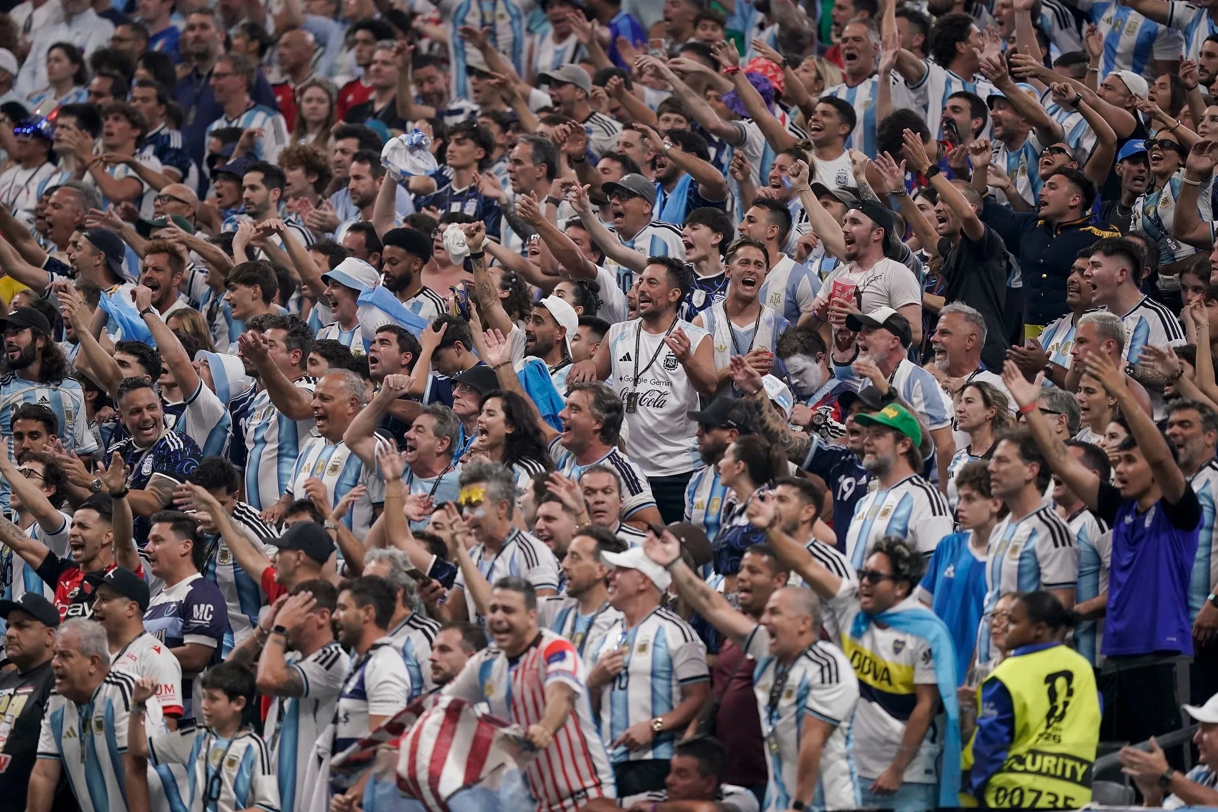 Una tribuna llena de aficionados con la camiseta de la selección argentina