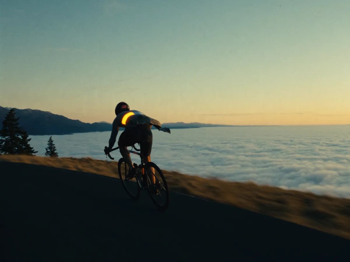Un ciclista andando en bicicleta en la montaña