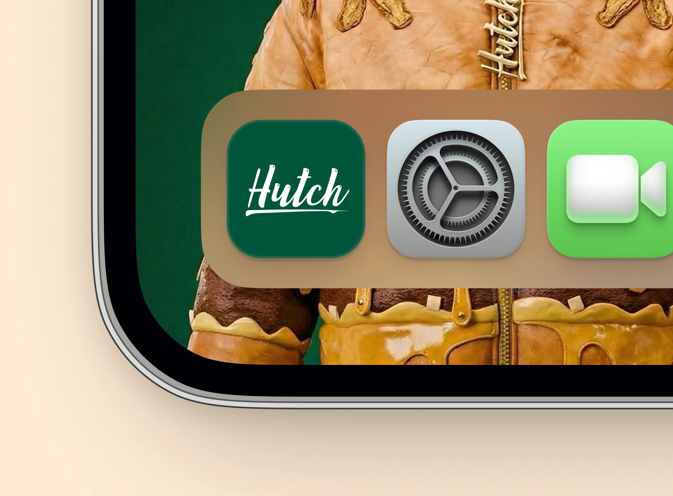 El ícono verde de la app de Hutch en el dock de un iPhone, entre Ajustes y FaceTime