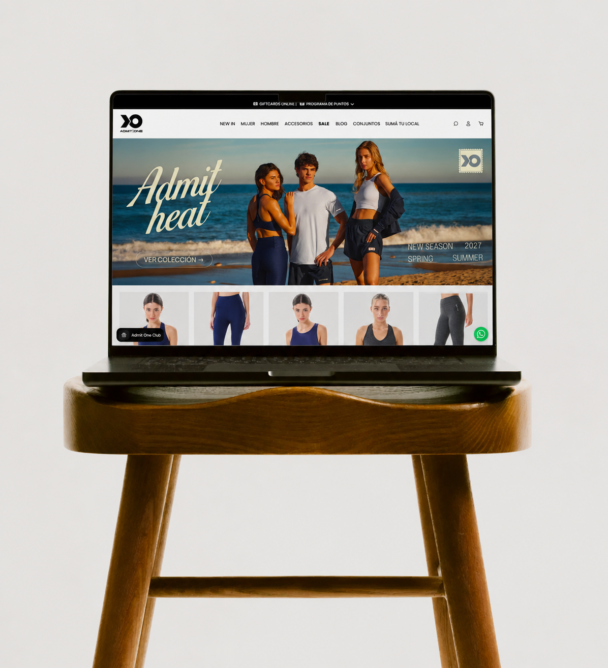 La tienda online de Admit One abierta en una notebook, con el programa de puntos en la barra de arriba y el acceso al Admit One Club flotando abajo