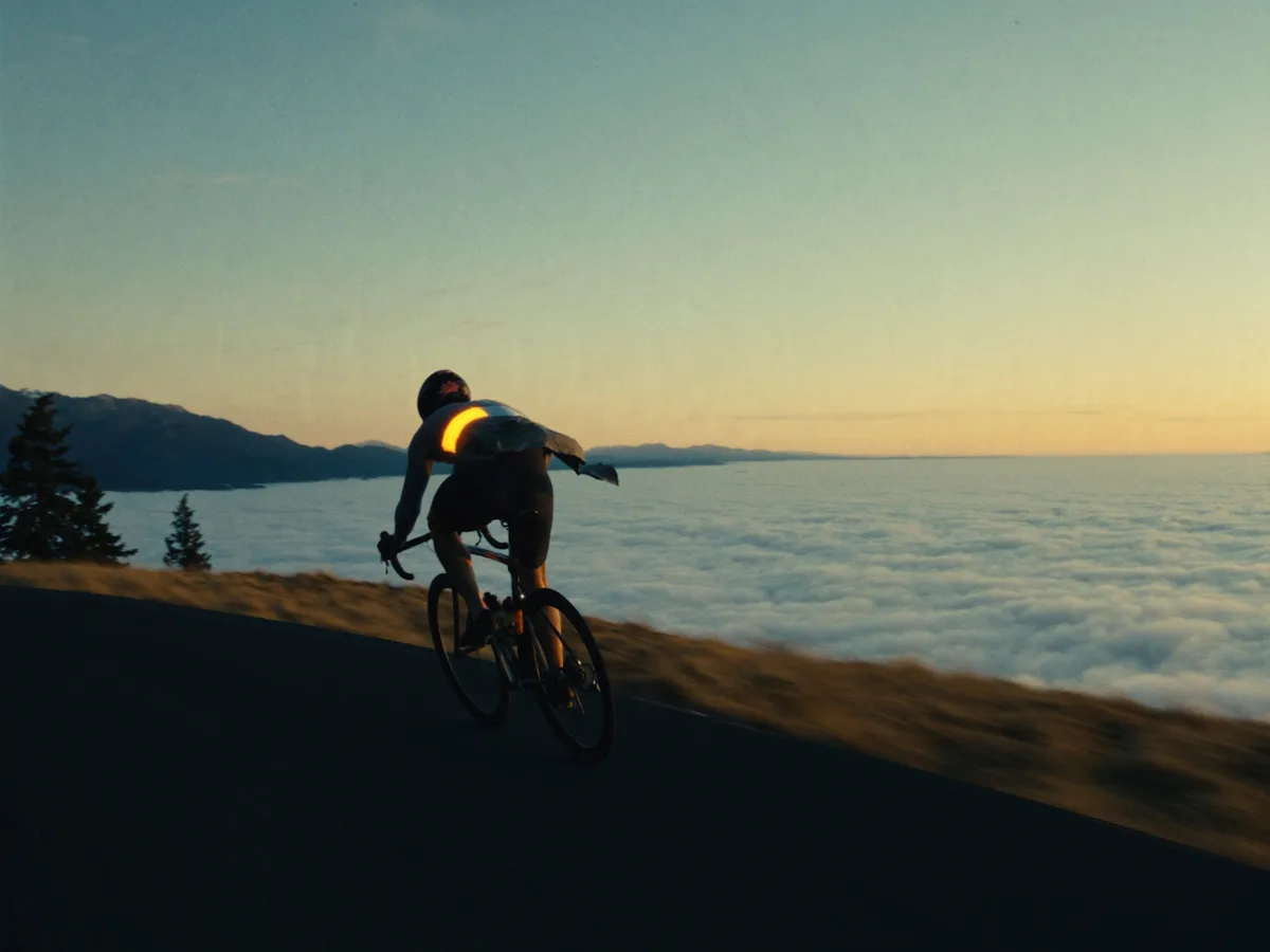 Un ciclista andando en bicicleta en la montaña
